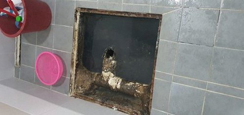 영등포구 하수구막힘 배수 작업 후 물 흐름과 역류 여부를 확인하는 장면