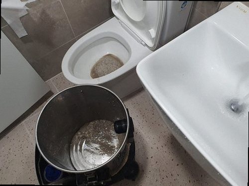 영등포구 하수구막힘 배관 내부 이물질을 제거한 뒤 배수 흐름을 확인하는 과정